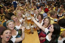 Tưng bừng ngày khai mạc lễ hội bia Oktoberfest qua ảnh